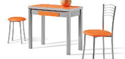 Mesa, sillas y taburetes